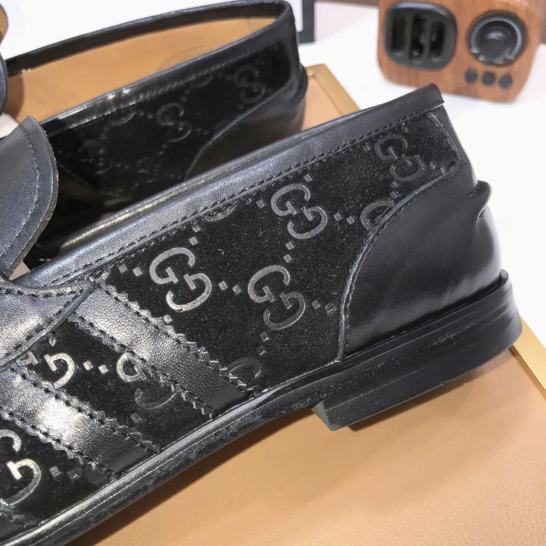 Men's shoes 💰600💰 Brand: GUCCI (Gucci) Standard size: Men's size 38/44 (45 can be customized) Grade: Same as the official website Original quality Material: Original cowhide Water-dyed cowhide lining Original rubber outsole Style category: Men's fashionable casual leather shoes Distinguished big-name luxury elements Top luxury Color: Actual picture